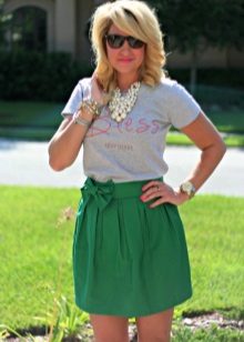 Skirt with a bow in combination with a T-shirt