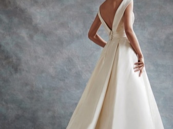 Wedding dress with a v-neck on the back magnificent