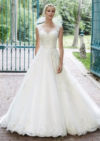 A-neck wedding dress for a rectangular figure