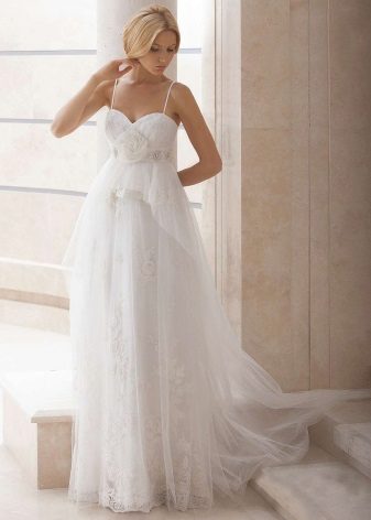 Empire wedding dress for a rectangular figure