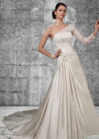 Wedding dress with one closed shoulder