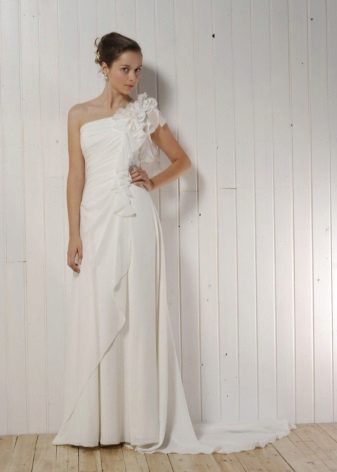 Wedding dress with one closed shoulder