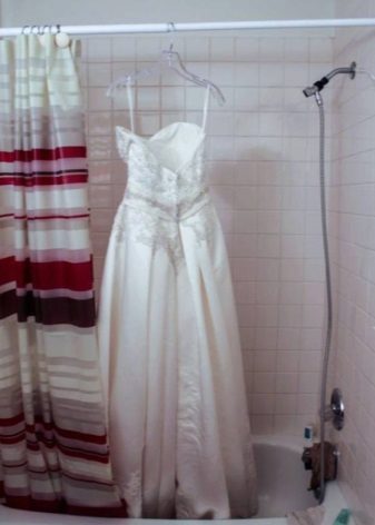 Drying a wedding dress on a trempel