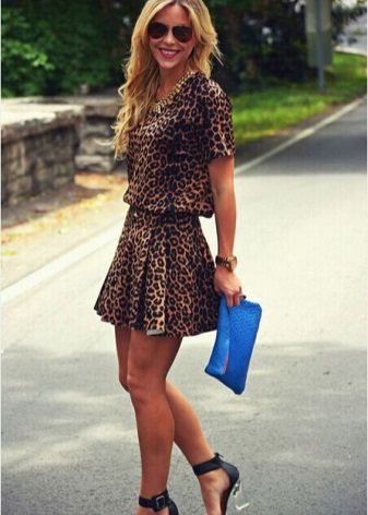 Blue sandals and clutch to leopard dress