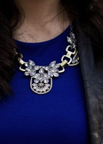 Jewelery for a dark blue dress