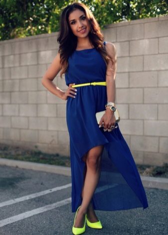 Yellow shoes to a dark blue dress