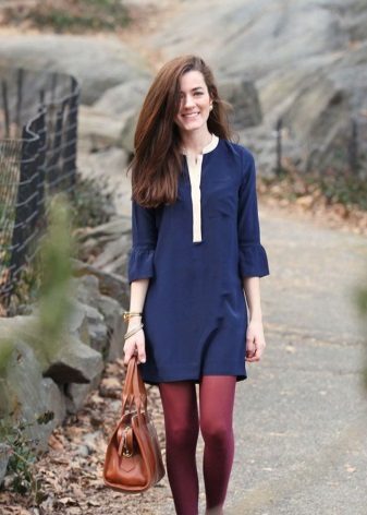 Red tights to dark blue dress