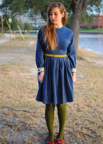 Green tights to dark blue dress