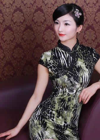 Hairstyle to the dress in the Chinese style