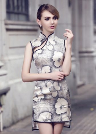 Rövid qipao ruha (Cheongsam ruha) nagy virágos nyomtatásban, aszimmetrikus aljjal