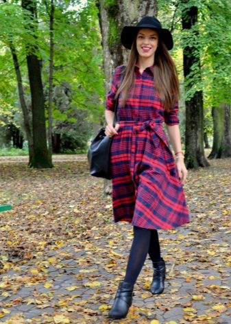 Dress in red and blue tartan (tartan)