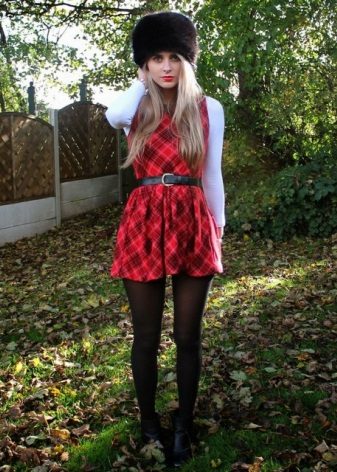 Dress in a red and black tartan (tartan) with a white cardigan