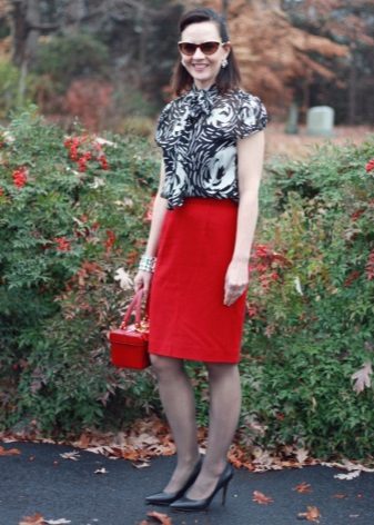 Red pencil skirt in combination with black shoes