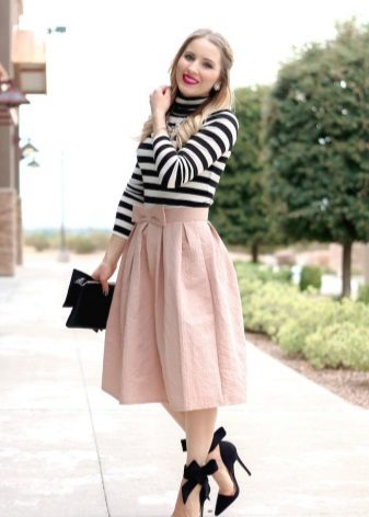 Medium length beige skirt with bow