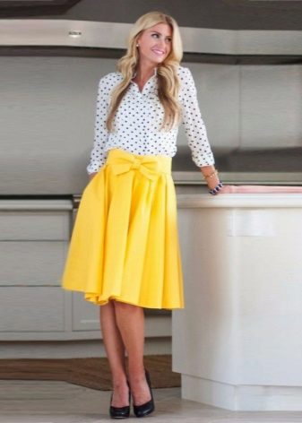 Yellow skirt of medium length with a bow