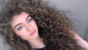 How to make vertical hair curls at home?