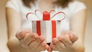 Etiquette of gifts: how to hand and accept them?