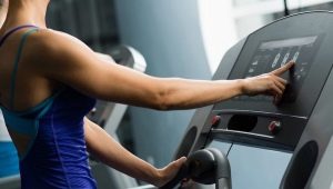 How to turn on the treadmill in the gym and adjust it?