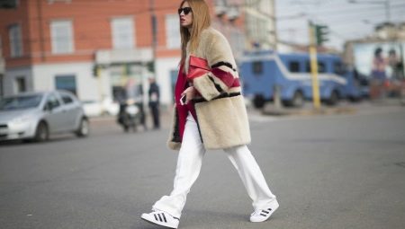 Trousers with sneakers and sneakers