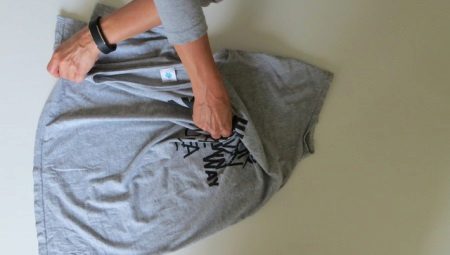 How to quickly fold a T-shirt