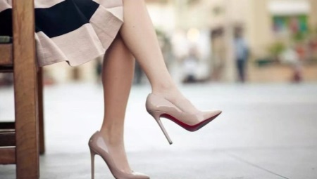 Beige patent leather heel shoes