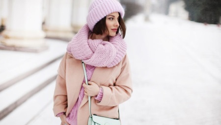 What to wear a pink scarf?