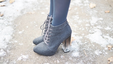 Ankle boots with heels and lace-ups