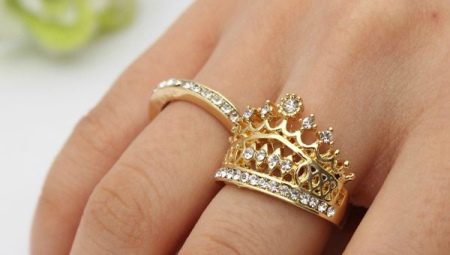 Wedding rings in the form of a crown