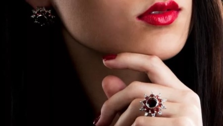 Ring with pomegranate