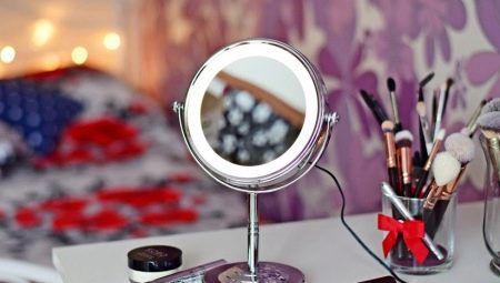 Table mirror with light: features of choice