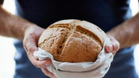 How to take the bread: with a fork or hand?