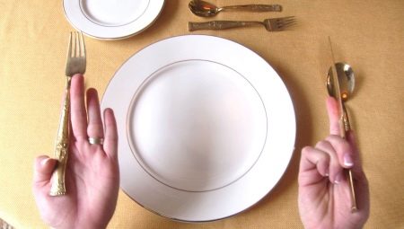 The rules of etiquette at the table: studying cutlery