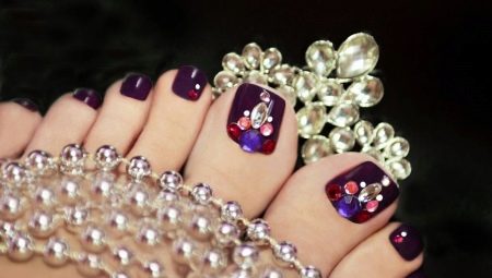 Pedicure with rhinestones on the toes - design options