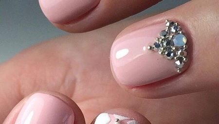 Beżowy manicure z dżetów: proste i luksusowe pomysły na paznokcie