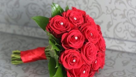 Bridal bouquet of red roses: design ideas and subtleties of choice