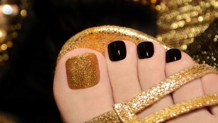 Pedicure design ideas with gold