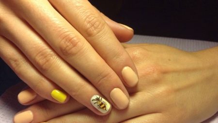 Ideas bright manicure with a bee