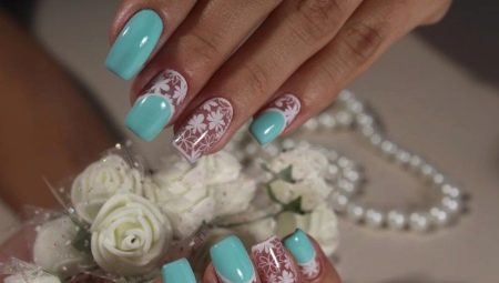 How beautifully arrange your nails in white and blue colors?