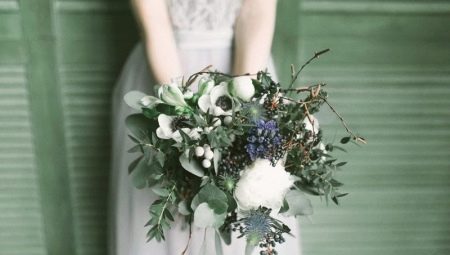 What flowers should be in the bouquet of the bride?