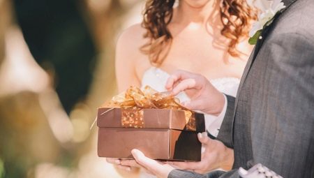 What gifts to present to guests at the wedding of the newlyweds?