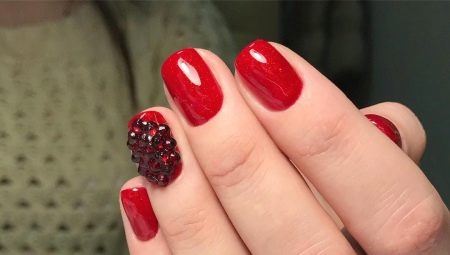 Beautiful ideas of red manicure with rhinestones