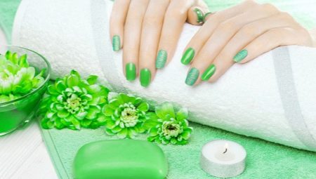 Manicure w odcieniach zieleni: różnorodność odcieni i pomysłów na modę