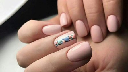 Features of the decor of a gentle summer manicure