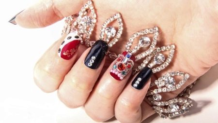 Stylish ideas for manicure with a rhinestone crown