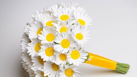 Bridal bridal bouquet of daisies: ideas of composition and subtlety of design