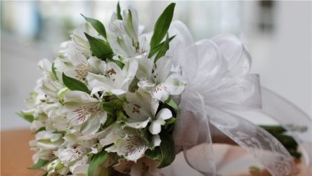 Choosing a wedding bridal bouquet from Alstroemeria