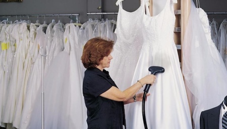 How to steam and stroke the wedding dress at home?