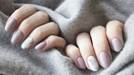 Manicure in the style of minimalism