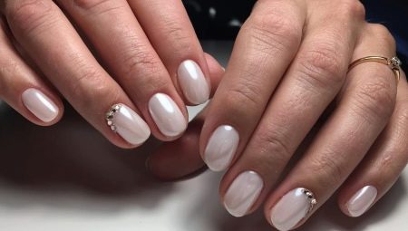 Features of the use of pearl rubbing nails