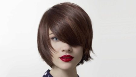 Haircuts with oblique bangs on medium hair